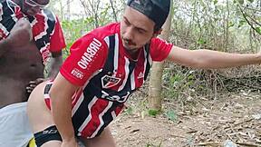 Tykke fyre knalder godt i hot gay sex scene udendørs