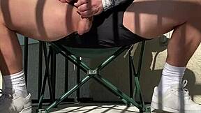 Brat Guy drká pulzujúci tvrdý kohút keď susedia sledujú na Instagram Joshuaaalewisss