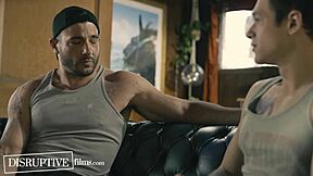 온라인 명성 위해 스트레이트 인플루언서들이 게이 박아