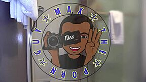 Karma melje sočno veliko ritko na mojem črnem ogromnem kurcu, dokler ne eksplodiram