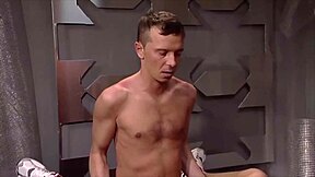 Amateur-Jocks treffen sich in VIP-Umkleide für Gruppen-Bareback-Orgy-Spaß!