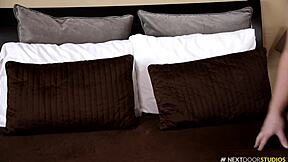 스트레이트 룸메이트가 오르기 전에 첫 베어백 자지 연습