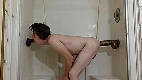 أخذ ديلدوهين أسودين سميكين بعمق داخلي