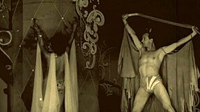 Темный фонарь развлекает винтажным табу-фрик-шоу с ретро-минетами.