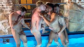 桑拿房里的跨种族群交，有拉丁小骚货行动