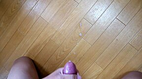 ナイスな日本人ゲイチンが激しいアマチュアおもちゃプレイで射精