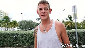 Strastna seansa pičkanja s seksi gej medvedom