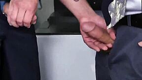 Homens árabes héteros exploram diversão de boquete gay