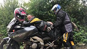 Nymphofist biker gay, prêt pour action extrême ?