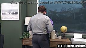 मैं ऑफिस राइवल को प्रमोशन के लिए बैंग करने से रोक नहीं सकता