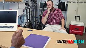 Valkoinen lihaksikas karhu ottaa massiivisen mustan kyrvän raa'assa pumppauksessa