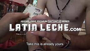 Leche latine ! Un étalon excité rejoint trois mignons latinos pour une orgie de plage !