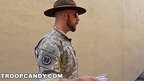 Troop candy mostra homens uniformizados em orgia gay disciplina hardcore