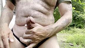 Stud Gay Onani Kontol Besar Sendiri di Pantai