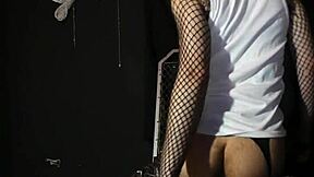 Caprino hamrer hardt med tohodet dildo i rå action