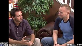 Jeg elsker å se sexy gayer knulle og komme hardt!