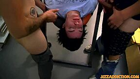 Slatki Rad Matthews sisa dva kurca u hardcore gej trojci