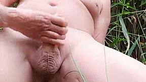 จับหีท่ามกลางผู้ว่ายน้ำที่ทะเลสาบ