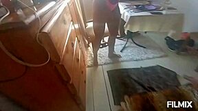 Forró barna csaj vágyik tengerparti hőségre és hív fekete srácot kemény seggbaszáshoz