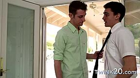 Dva momka u intenzivnoj anal akciji sa velikim kurcima