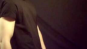 ワオ、ゲイマンが巨大トイでオナニー！